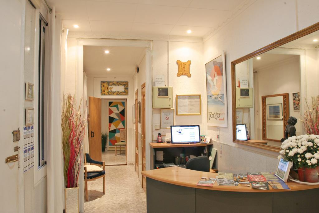 Hostal Aribau Barcelona Room photo