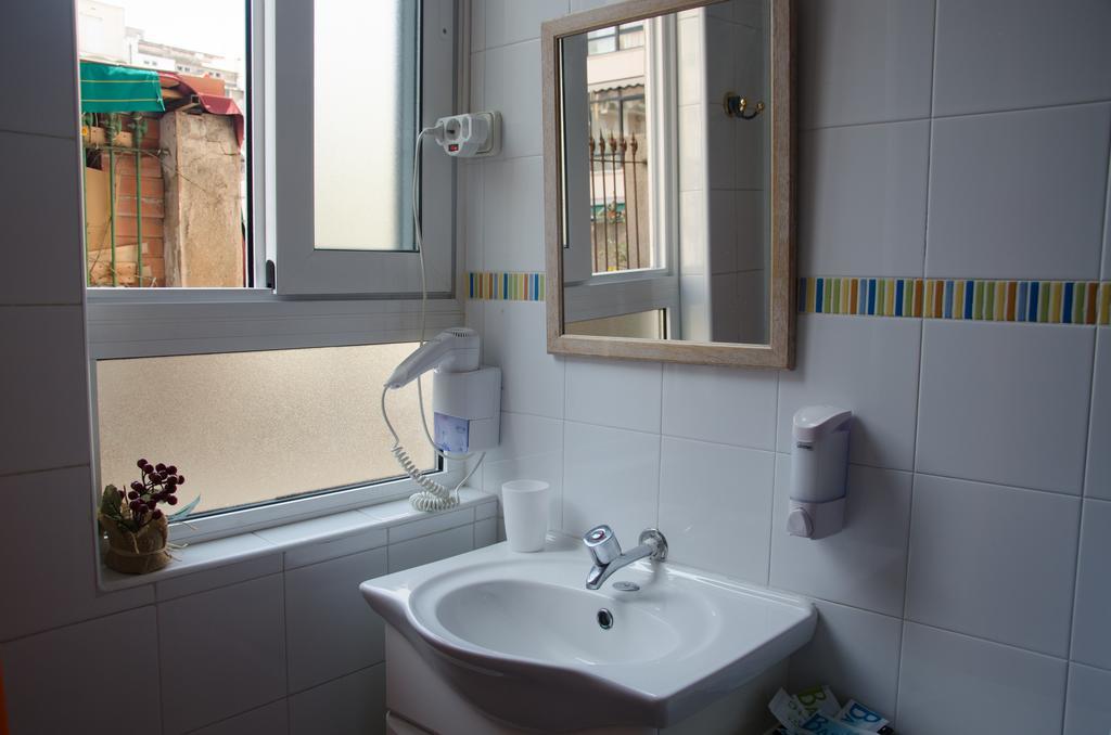 Hostal Aribau Barcelona Room photo
