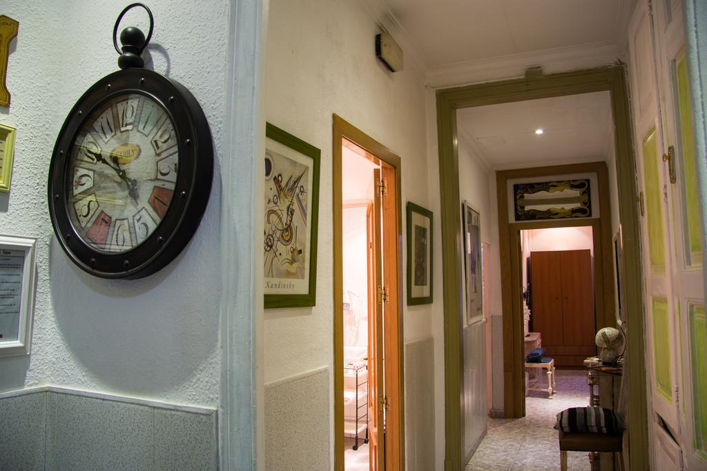 Hostal Aribau Barcelona Exterior photo