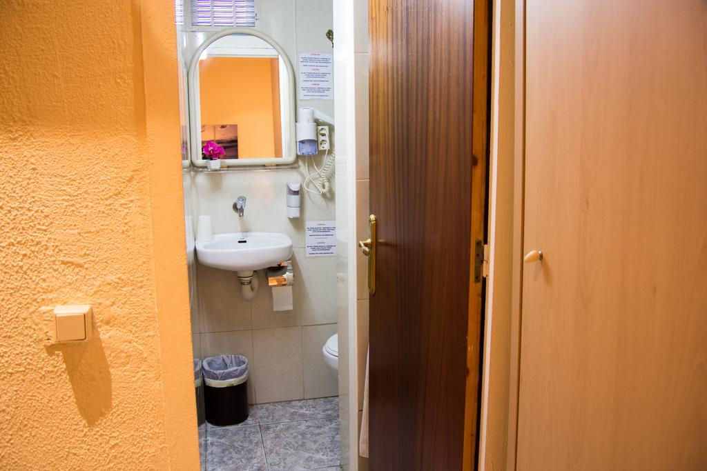 Hostal Aribau Barcelona Exterior photo