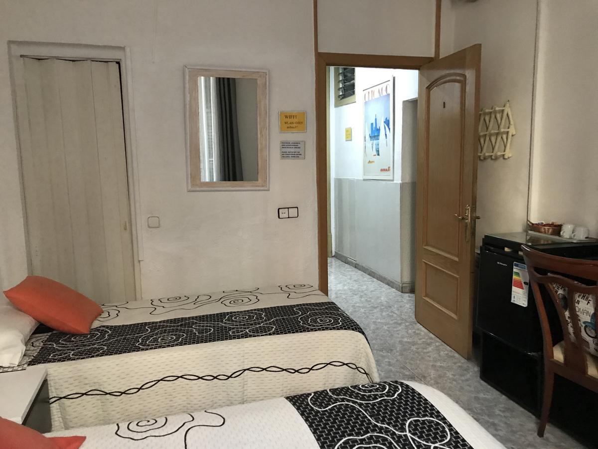 Hostal Aribau Barcelona Exterior photo